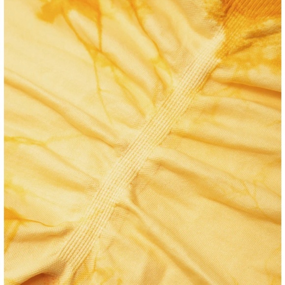 Halara seamless flow, super high waist, tie dye butt lifting leggings in yellow - Picture 4 of 10